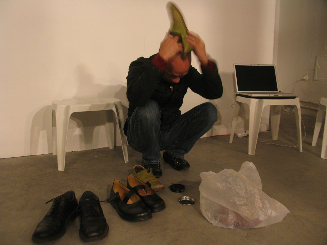 Photographic documentation of RYLLEGA Berlin (Performance by Truong Tan, 16 September 2008)